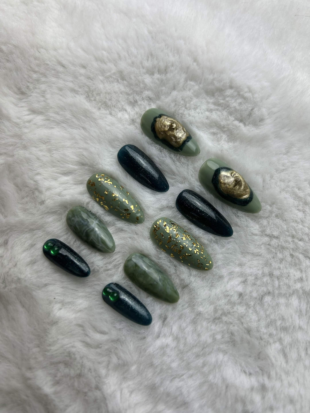 Faux ongles press-on vert kaki – Golden Moss Moonails Creations