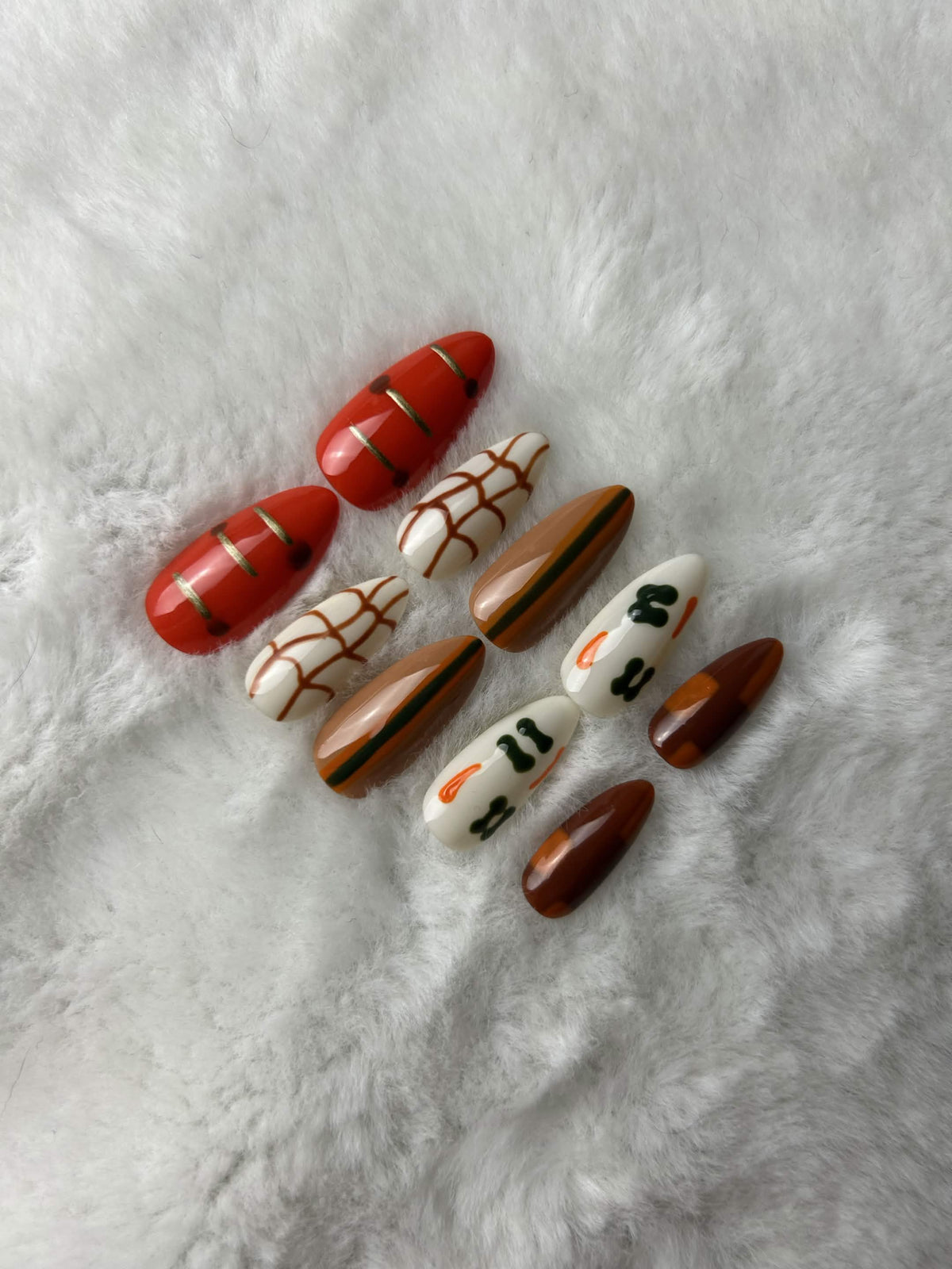 Press-on nails 70's House motifs années 70 – gros plan sur un ongle, Moonails Creations