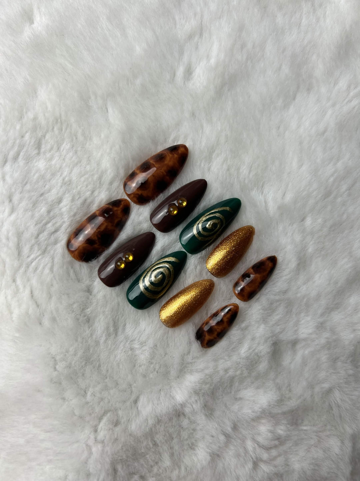 Press-on nails Tortoise Funk spirales dorées – gros plan sur un ongle, Moonails Creations