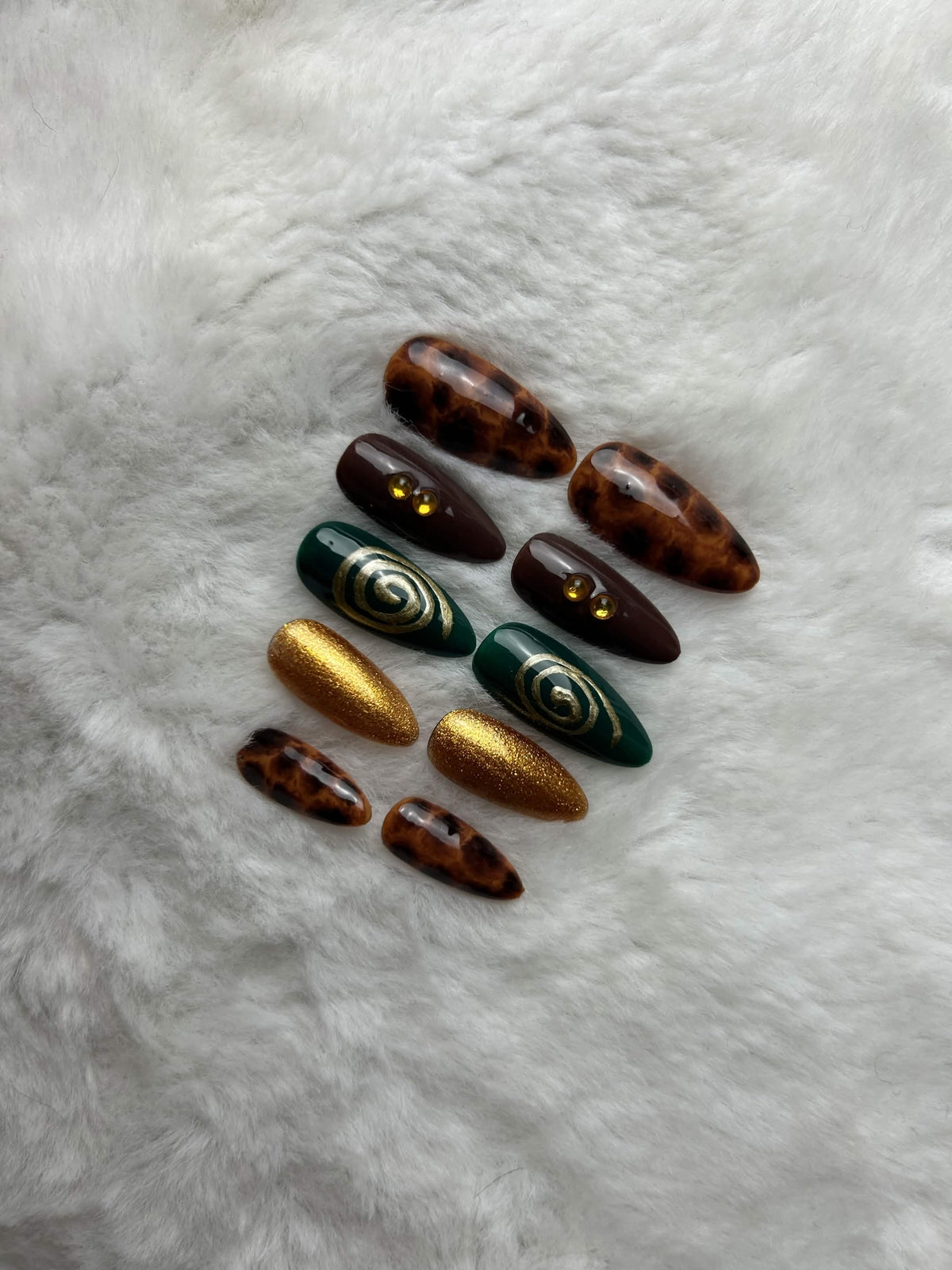 Press-on nails Tortoise Funk portées à la main, Moonails Creations